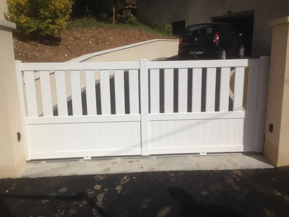 Portail coulissant pvc-min