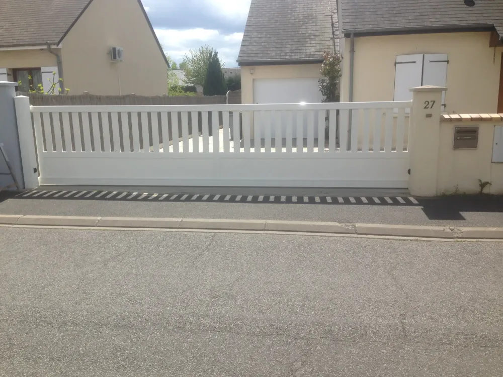 Portail alu coulissant RAL 9010-min